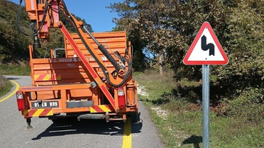 Düzce İl Özel İdaresi, Yığılca Tıraşlar Köyü'nde trafik levhası düzenlemesi yapıyor