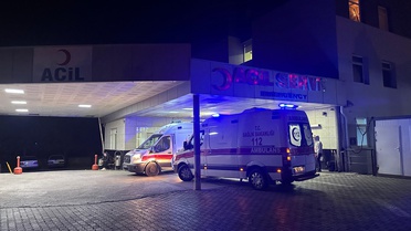 Kemalpaşa'da aynı firmadan yemek alan iş yerlerinde 80 işçi zehirlenme şüphesiyle hastaneye kaldırıldı