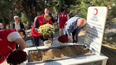 Kızılay Karabük Şubesi, bağışçısı Hacı Hüseyin Bostan'ın kabrini yaptırdı