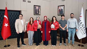 MCBÜ öğrencileri TEKNOFEST 2026'da finans ve edebiyat alanında derece kazandı