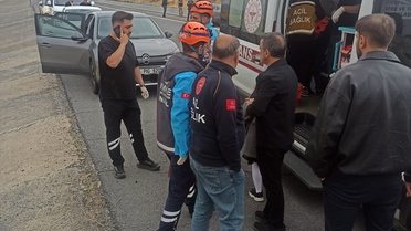 Bingöl-Elazığ kara yolunda su tahliye kanalına düşen otomobildeki 2 kişi yaralandı