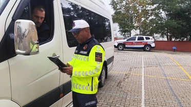 Hayrabolu'da jandarma, öğrenci servislerini denetleyip sürücülere bilgilendirme yaptı