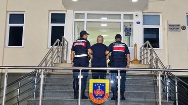 İzmir Dikili'de 11 suçtan 27 yıl 7 ay cezalı şahıs jandarma operasyonuyla yakalandı