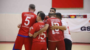 Karabük'te voleybol finalinde Jandarma-Emniyet karma takımı şampiyon oldu