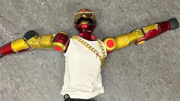 Köln'de genç kıza dokunduğu öne sürülen robota el konuldu, 2 genç yakalandı
