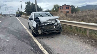 Kütahya Tavşanlı'da kontrolden çıkan otomobil bariyerlere çarptı, 1 kişi yaralandı