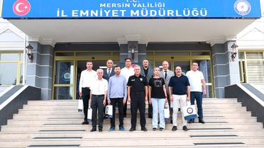 Mersin İl Emniyet Müdürü Aktaş, emekli polisleri makamında ağırlayıp hediye verdi
