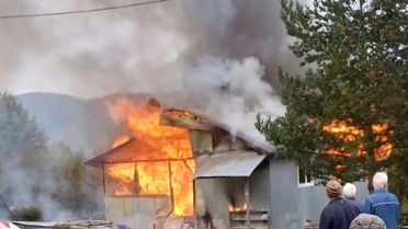 Sakarya Akyazı'da tek katlı ev yangında yıkıldı, jandarma çıkış nedenini araştırıyor