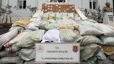 Sakarya Serdivan'da 1 şüphelinin ev ve iş yerinde 4 ton kaçak tütün ele geçirildi