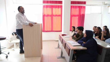 Adana'da yaşayan kadın, 4. kez girdiği sınavı kazanıp oğluyla sıra arkadaşı oldu