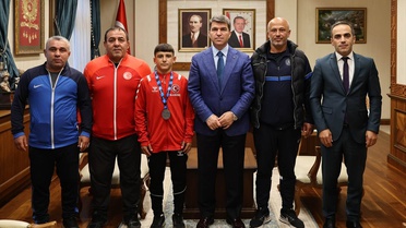 Amasya Valisi Bakan, U15 Balkan ikincisi güreşçi Kuzucu'ya hediye takdim etti