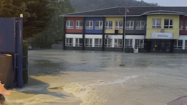 Görüntüler Arnavutköy’den! Dere taştı, okul bahçesi sular altında kaldı
