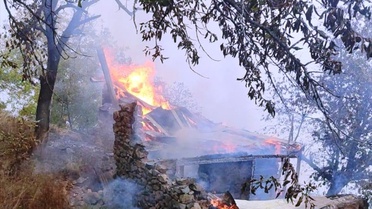Artvin Yusufeli'de yıldırım düşen evde çıkan yangın iki eve sıçradı, itfaiye söndürdü