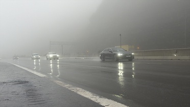 Bolu Dağı'nda sis ve sağanak görüşü düşürdü, otoyol jandarması sürücüleri uyardı