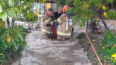 Bursa İznik'te selde mahsur kalan 3 yaşlıyı itfaiye ve jandarma kurtardı