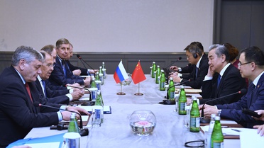 Wang Yi, Lavrov'la Bakü'de görüşüp Rusya'yı Devlet Duması seçimleri için tebrik etti