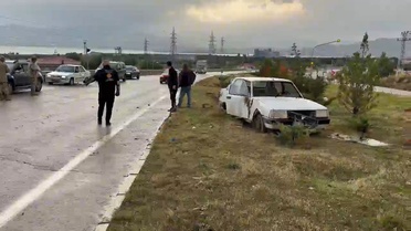 Elazığ'da Karagedik mevkiinde refüje çıkan otomobilde 2 kişi yaralandı