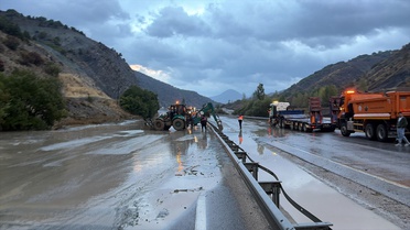 Erzincan-Erzurum kara yolu, Üzümlü-Kargın arasında heyelan nedeniyle çift yönlü kapandı