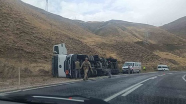 Hakkari-Van yolunda tanker devrildi: sürücü yara almadan kurtuldu