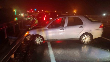 İddiaya göre Edirne Keşan'da bariyerlere çarpan otomobilin sürücüsü yaralandı