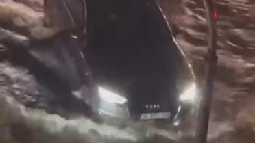 İstanbul Maltepe'de caddeler su birikintileriyle göle döndü, araçlar zor ilerledi