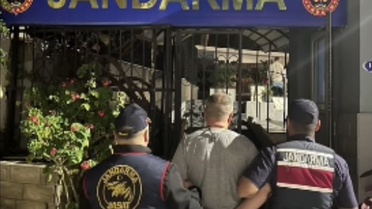 İzmir Menderes'te jandarma, 11 yıl 8 ay cezası olan şüpheliyi gizli bölmede yakaladı