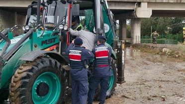 Bursa Yıldırım'da taşkında mahsur kalan 63 yaşındaki vatandaş jandarma kurtardı