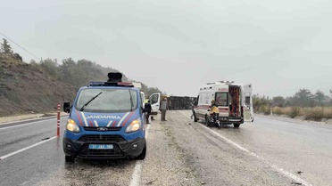 Kastamonu Hanönü'de yağışta devrilen bakır madeni yüklü kamyonun sürücüsü yaralandı