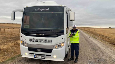 Babaeski'de jandarma okul servisi denetiminde öğrencilere güvenlik kuralları anlattı