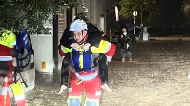 Kocaeli Başiskele'de sağanakta mahsur kalanlar botla ve sırtla kurtarıldı