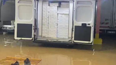 Kocaeli'de sağanak ev ve iş yerlerini su bastı, Plajyolu'nda ulaşım aksadı