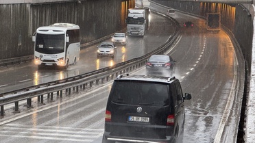 Kocaeli'de su dolan Seymen alt geçidi tahliye edildi, D-130 yeniden trafiğe açıldı