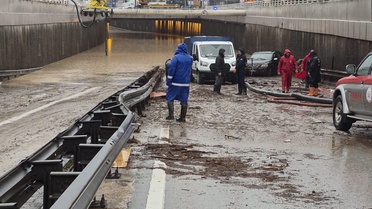Kocaeli Gölcük'te sağanakta bazı alt geçitler kapandı, Hasaneyn'de yola kaya düştü