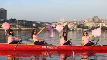 Küçükçekmece'de meme kanseri için kürek çeken sporcular erken tanıya dikkat çekti