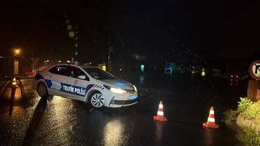 Sakarya D-650'de güvenlik güçleri su birikintileri nedeniyle yolu trafiğe kapattı