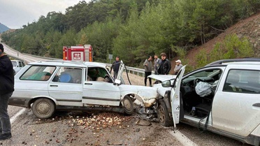Adana Kozan'da iki otomobil çarpıştı, sürücü kurtarılamadı, 2 yaralı tedavi görüyor