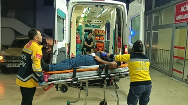Kozan'da park halindeki kamyonete çarpan otomobildeki 2 yaralı hastaneye kaldırıldı