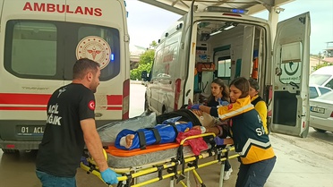 Adana Kozan'da iki otomobil çarpıştı, sıkışan yaralı hastanede öldü, 2 kişi yaralandı