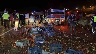 Adıyaman'da kamyonet traktöre çarptı; kamyonet sürücüsü öldü, 1 kişi yaralandı