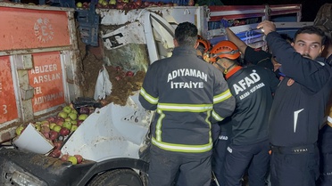 Adıyaman'da hayvan gübresi yüklü traktörle çarpışan kamyonetin sürücüsü öldü