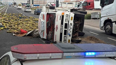 Aksaray'da alev alan kamyonet devrildi, kavunlar yola saçıldı, sürücü yara almadı