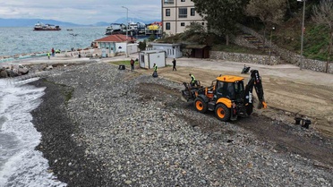 Bursa Büyükşehir ekipleri, Tirilye sahilini yağış sonrası 20 personelle temizledi