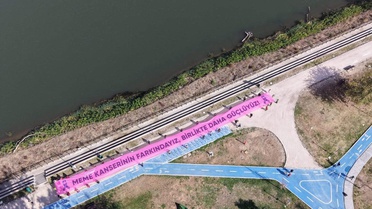 Edirne'de kadınlar 18 metrelik pembe afişle meme kanserine dikkat çekti