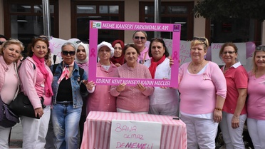 Edirne Kent Konseyi Kadın Meclisi, Saraçlar Caddesi'nde meme kanseri standı açtı