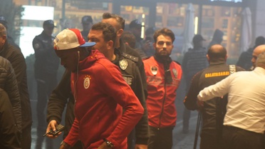 Galatasaray Gençlerbirliği maçı için Ankara'ya geldi, Okan Buruk formaları imzaladı