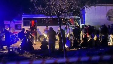 Isparta Keçiborlu'da tarım işçisi taşıyan midibüs TIR'a çarptı, 17 kişi yaralandı