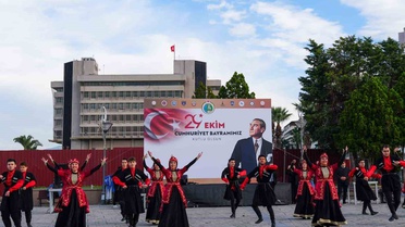 İzmir'de Türk bayrağı için kurulan tezgaha ilk ilmeği Vali Elban attı