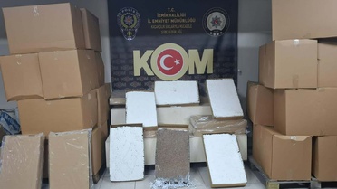 İzmir Gaziemir'de mobil depo minibüsten 2 milyon 160 bin makaron ele geçirildi