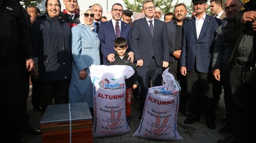 Kars'ta afetzede üreticilere tohum ve arı kovanı desteği