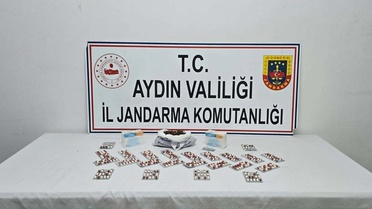 Kuşadası'nda jandarma baskınında 3 şüpheli gözaltına alındı, 1064 hap ele geçirildi